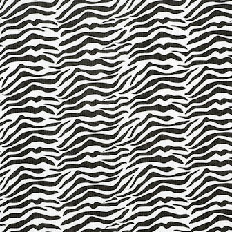 Toonbankrollen cadeaupapier met zwarte zebra print op sterk wit gestreept papier.
 