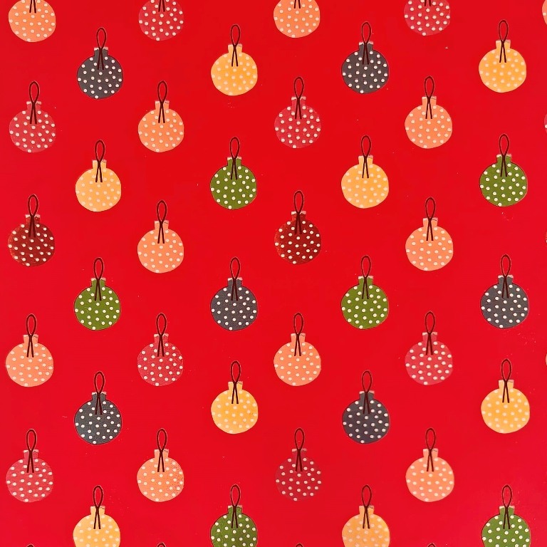 Cadeaupapier met een mat rode achtergrond en kleurrijke metallic kerstballen op gemetalliseerd papier.
 